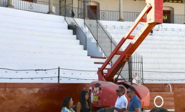 Trabajos de mantenimiento de la Plaza de Toros, para que esté lista de cara a la corrida de feria   