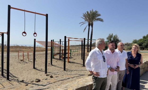 El nuevo parque de calistenia en la playa de Torreguadiaro, casi finalizado