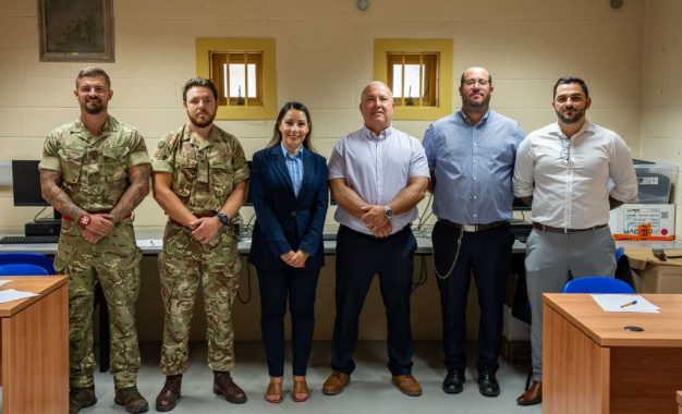 El Ministerio de Igualdad, Empleo, Cultura y Turismo se asocia con el Regimiento Real de Gibraltar para promover la educación y la rehabilitación en la prisión de Windmill Hill.