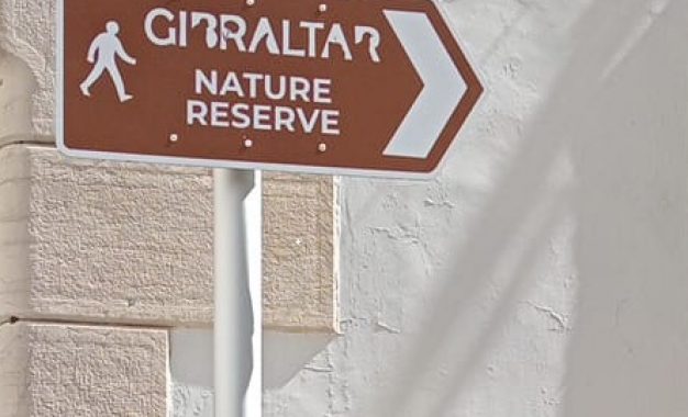 Nueva señalización peatonal mejora el acceso a la Reserva Natural del Peñón Superior