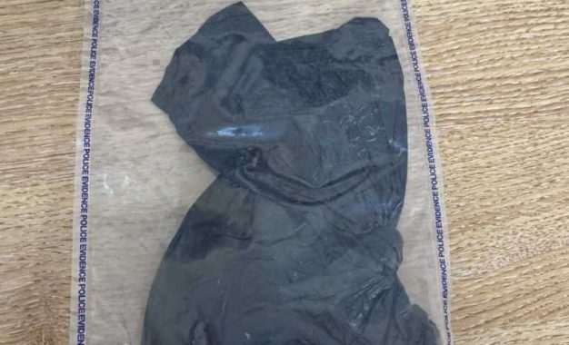 Tres residentes locales arrestados tras una investigación por presunta posesión de drogas de Clase A