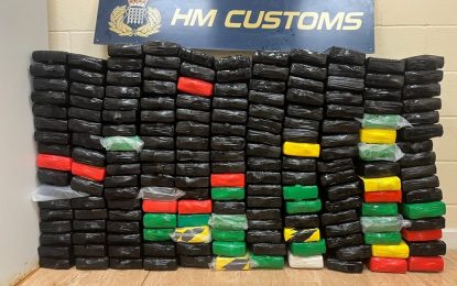  El Servicio de Aduanas se incauta más de 240 kilogramos de cocaína en un buque mercante.
