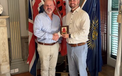 Su Excelencia el Alcalde de Gibraltar recibió una visita de cortesía informal del Honorable Alcalde de Hamilton, Bermudas.