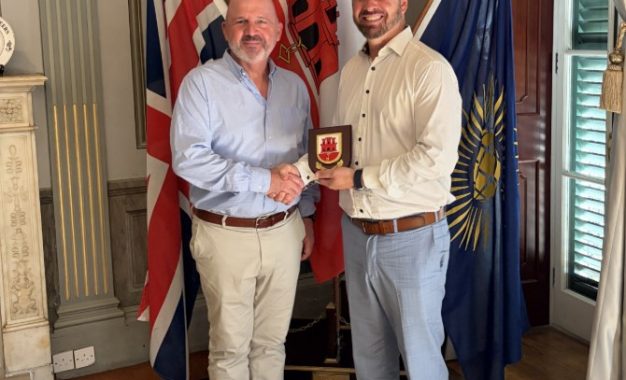 Su Excelencia el Alcalde de Gibraltar recibió una visita de cortesía informal del Honorable Alcalde de Hamilton, Bermudas.