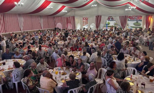 Cerca de quinientos sanroqueños, en la Cena de Mayores de la Feria Real