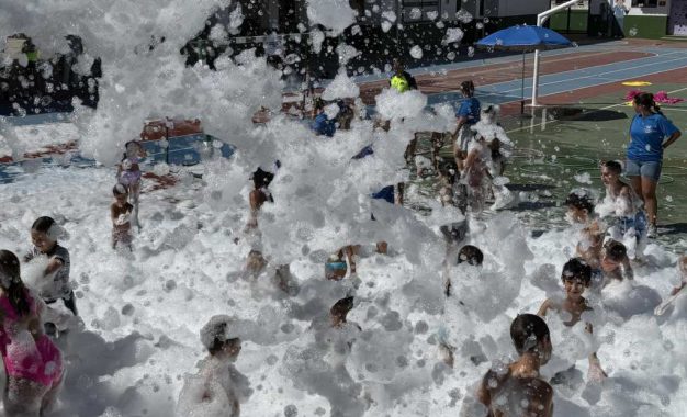 Se inician, con fiestas de la espuma, las clausuras de las Escuelas de Verano