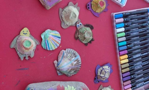 Talleres y actividades en la Biblioplaya de Torreguadiaro, que enfila su recta final