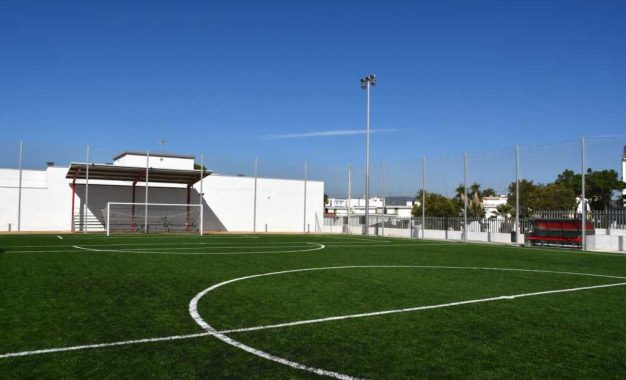 Deportes sigue renovando el anexo de fútbol 7 del Municipal Manolo Mesa