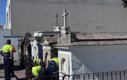 Trabajos de mantenimiento en los cementerios de cara a Todos los Santos
