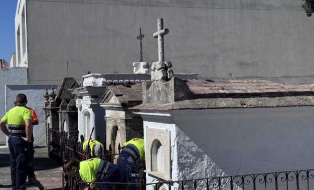 Trabajos de mantenimiento en los cementerios de cara a Todos los Santos