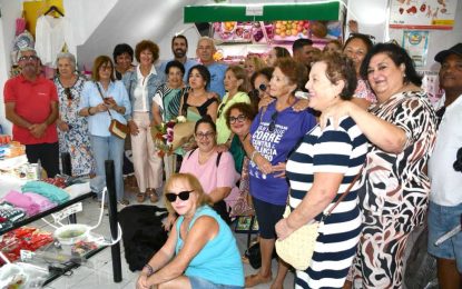 Autoservicio Calle cierra sus puertas, y Campamento y Ayuntamiento rinden homenaje a sus propietarios