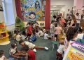Un cuentacuentos inaugura el nuevo espacio infantil de la Biblioteca
