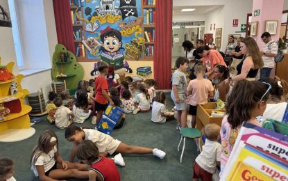 Un cuentacuentos inaugura el nuevo espacio infantil de la Biblioteca