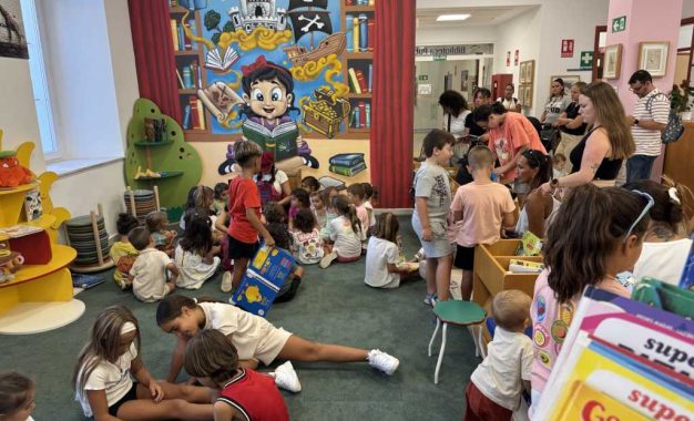 Un cuentacuentos inaugura el nuevo espacio infantil de la Biblioteca