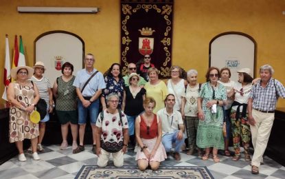 Un grupo de 40 extremeños conoce el patrimonio histórico de San Roque