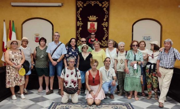 Un grupo de 40 extremeños conoce el patrimonio histórico de San Roque