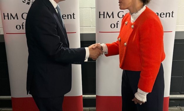  La Ministra Arias-Vásquez se reúne con el Primer Ministro del Reino Unido en Liverpool