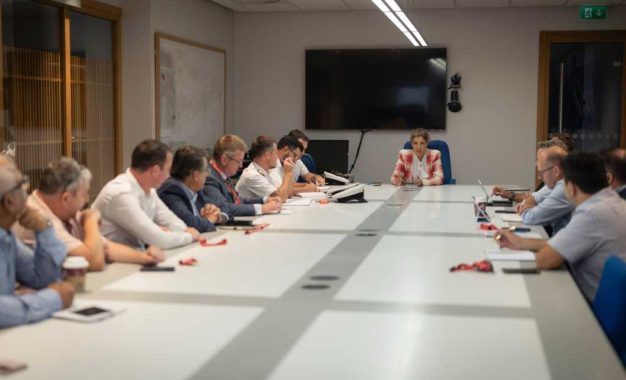 La ministra Arias-Vasquez preside el Grupo Asesor sobre la Transición Empresarial mientras continúa la implementación del Tratado