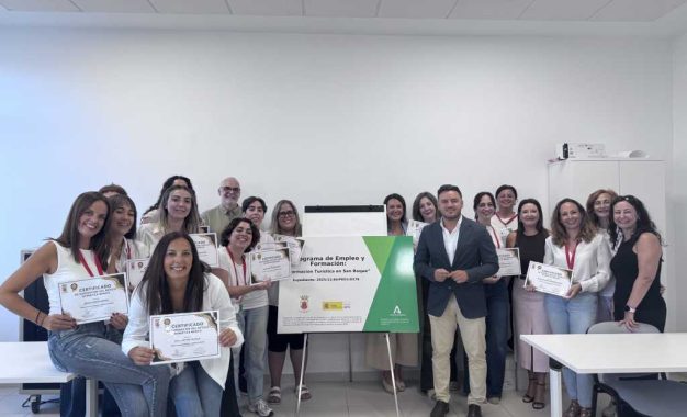 Entrega de diplomas de Ofimática del programa de Formación Turística   