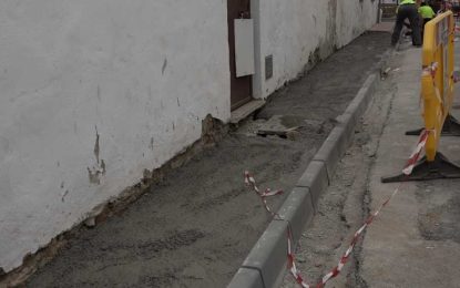 Obras de acerado en la calle Nueva de Campamento