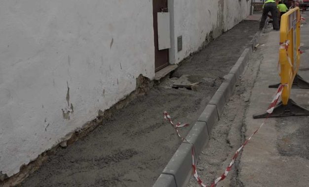 Obras de acerado en la calle Nueva de Campamento