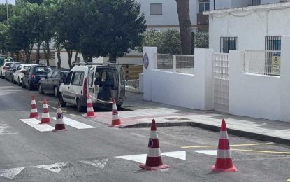 Pintado de los pasos de peatones en los accesos a los centros educativos