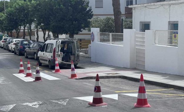 Pintado de los pasos de peatones en los accesos a los centros educativos