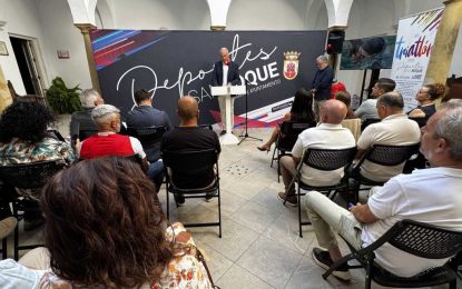 San Roque presenta el XII Triatlón, una prueba que une deporte, turismo y promoción