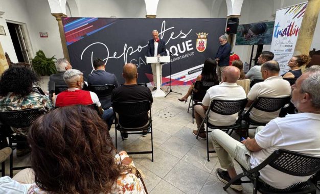 San Roque presenta el XII Triatlón, una prueba que une deporte, turismo y promoción