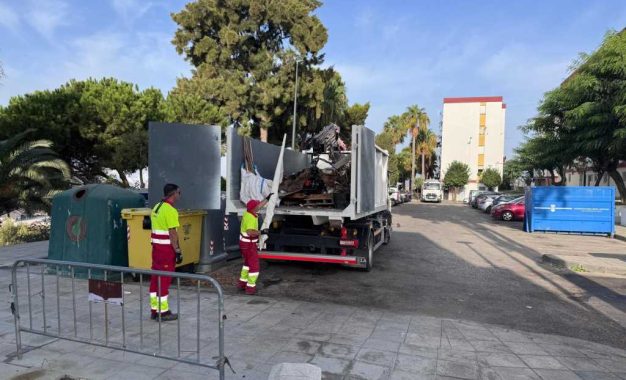 Limpieza Viaria realiza una actuación exhaustiva en la zona de las 104 viviendas de la barriada de La Paz