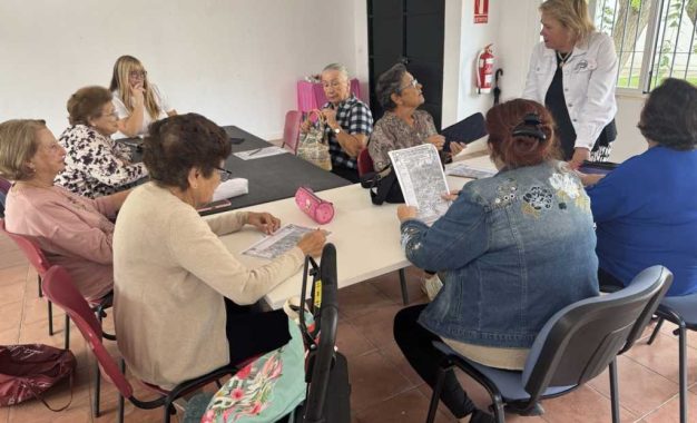 Prosiguen las visitas de Eva Gil a los talleres de memoria del municipio