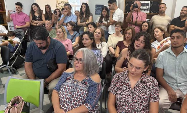 Gran asistencia a la presentación del libro de Alba Cuenca sobre una residencia de mayores