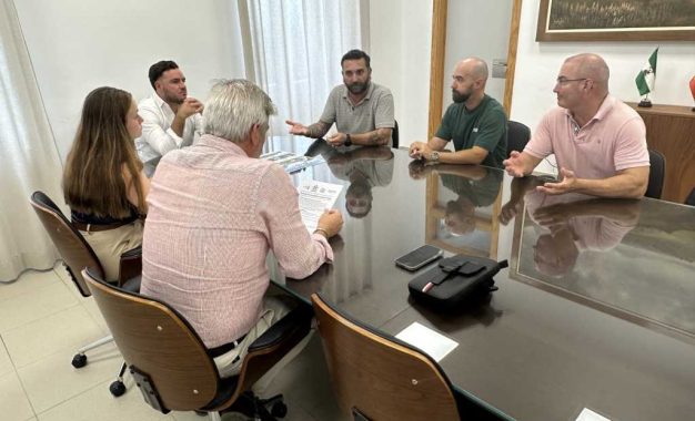 Reunión para colaborar con Piratas del Golf en un torneo a beneficio de las familias con cáncer infantil