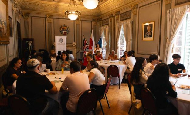 El Ministerio de Igualdad reúne a distintas generaciones para conmemorar el Día Internacional de las Personas de Edad