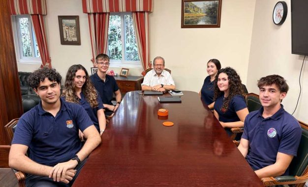 El ministro Cortes se reúne con los representantes estudiantiles