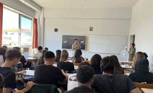 Trino Cruz representa a Gibraltar en el Festival Mundial de Poesía de Patras 2026