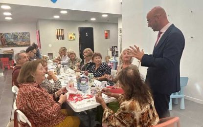 El ministro Santos visita los talleres creativos para personas mayores