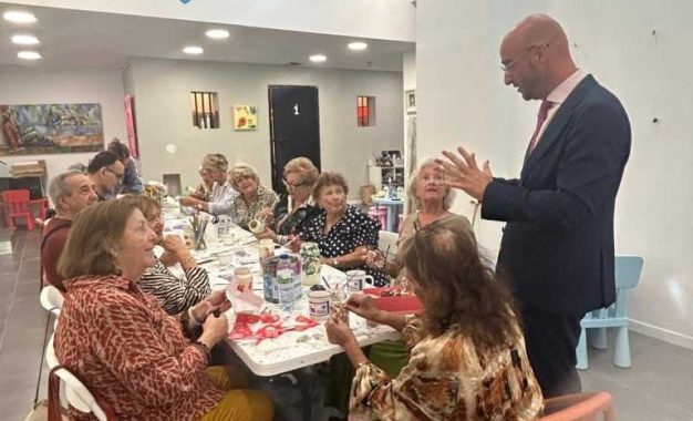 El ministro Santos visita los talleres creativos para personas mayores