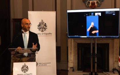 El ministro Santos entrega certificados de Lengua de Signos Británica (BSL) de nivel 1 a los aprendices
