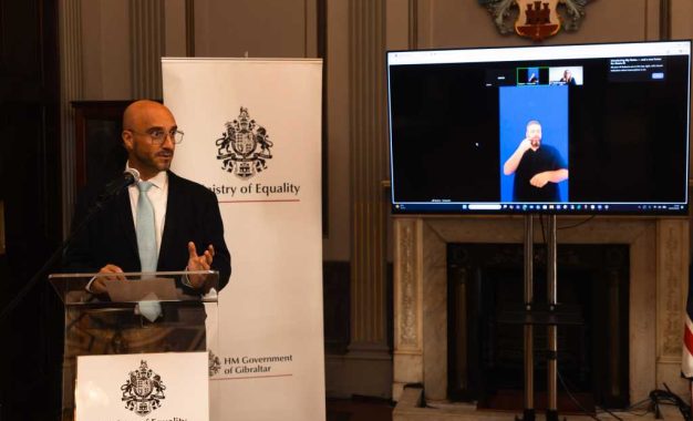 El ministro Santos entrega certificados de Lengua de Signos Británica (BSL) de nivel 1 a los aprendices