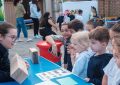 Los alumnos de infantil de St Paul’s reciben a quienes nos ayudan
