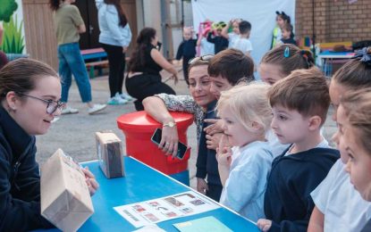 Los alumnos de infantil de St Paul’s reciben a quienes nos ayudan
