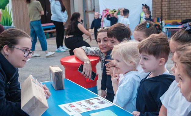 Los alumnos de infantil de St Paul’s reciben a quienes nos ayudan