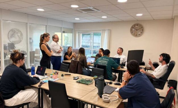 El ministro Cortes visita Aura The Agency   