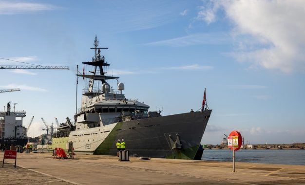 Las Fuerzas Armadas Británicas en Gibraltar  El HMS Mersey visita Gibraltar