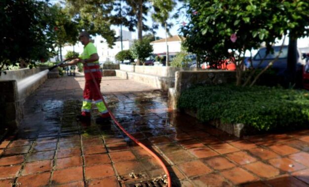 Limpieza Viaria realiza una actuación exhaustiva en la zona del Cementerio