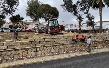 El Ayuntamiento de San Roque ajardina la entrada al municipio por El Chorro
