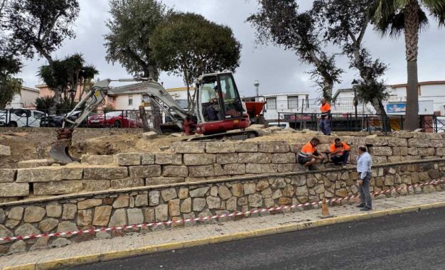El Ayuntamiento de San Roque ajardina la entrada al municipio por El Chorro